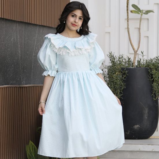 صورة فستان بناتي مقلم بياقة كشكشة انسيابية | ألوان (سماوي، لحمي) - 1143